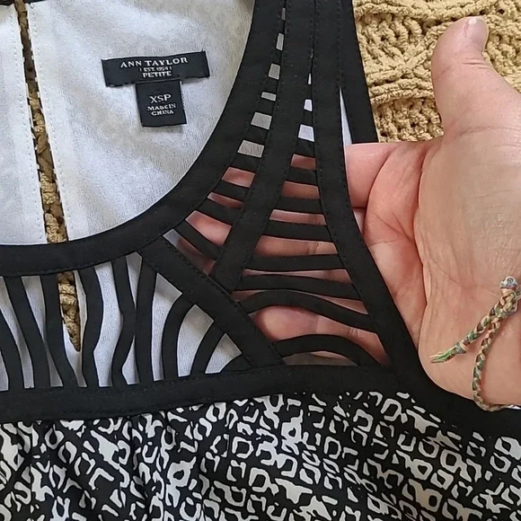 Ann Taylor Black Sleeveless Blouse - Size XsP (Petite) - Picture 3 of 6